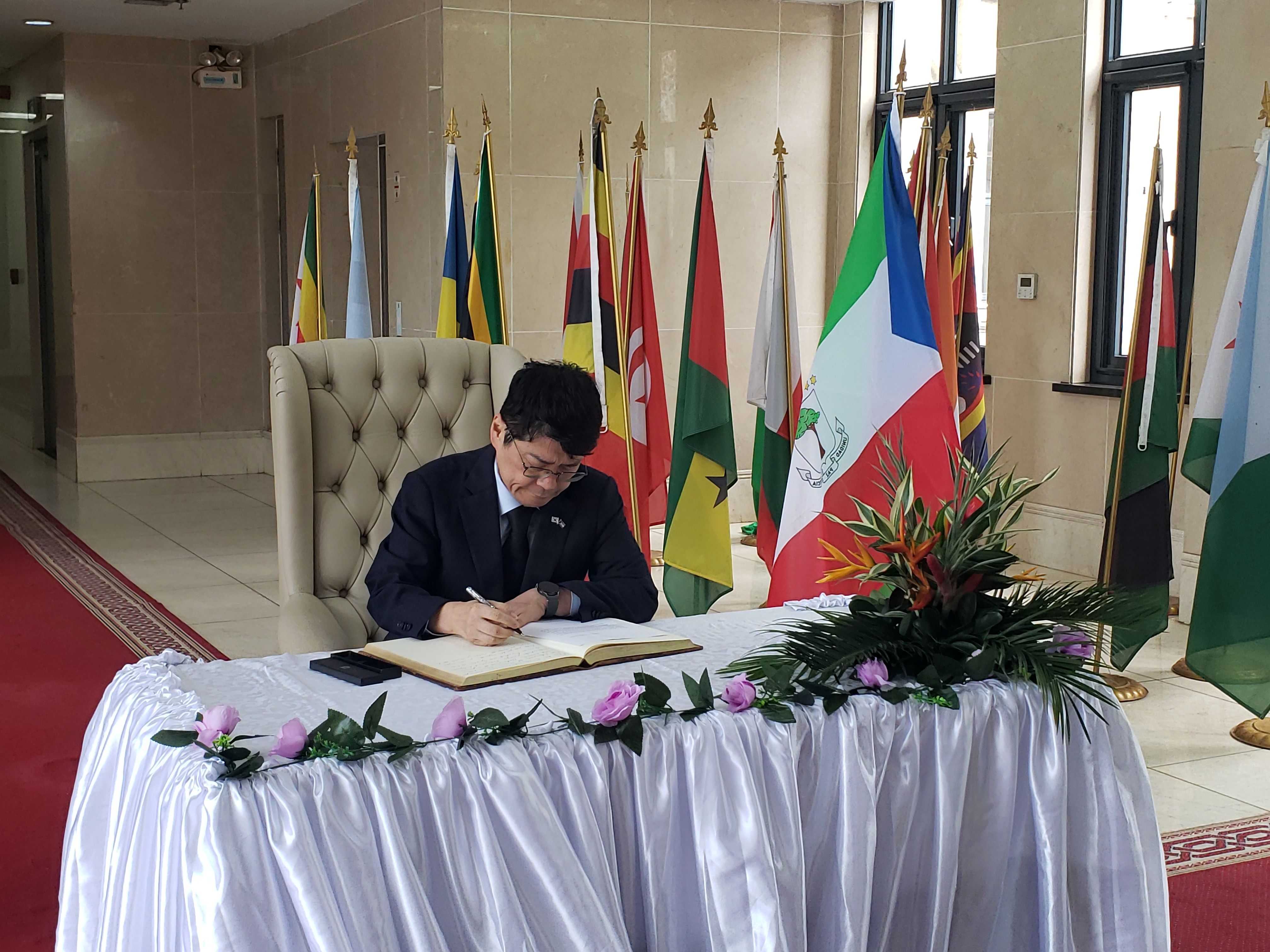 Firma en el Libro de Condolencias para el Director General de Organismos Internacionales